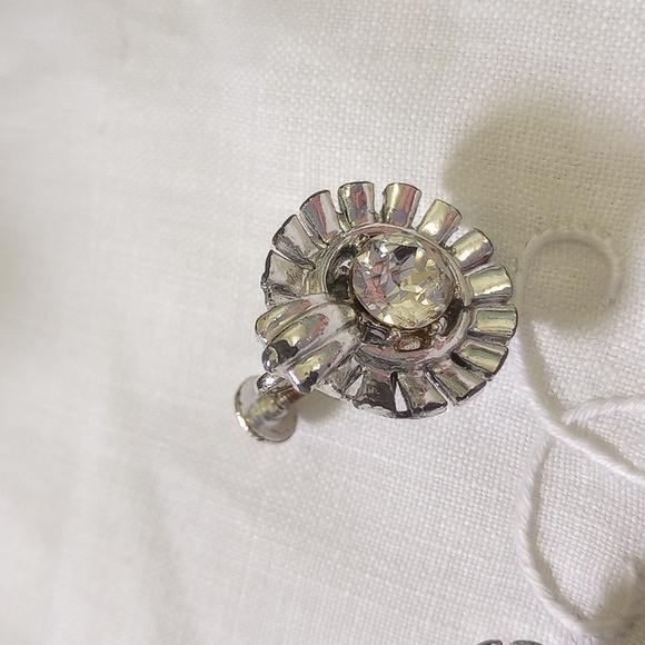 Vintage Starburst button design w large faceted rhinestone screwback earrings - Picture 4 of 11